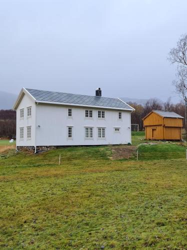 Nytt tak med alta skifer. Vi har lagt ny tro, nytt undertak, forlenget takutstikk, nye vindskier og byttet takrenner og kasser.